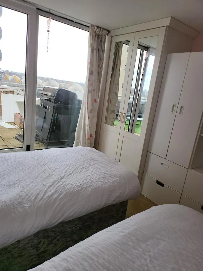 3 Bedrooms 2 Baths, Overlooking The River Near Excel, O2, City Airport - Sleeps Up To 6 لندن شقة